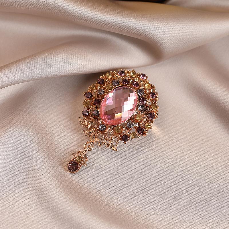 Retro Alloy Glass Brooch, A High-end, Light Luxury and Niche Brooch for Women, with Elegant Floral Corsages