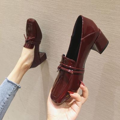 Chaussures d'été pour femmes Chaussures à bout carré pour femme 2024 à talons moyens Cuir normal rouge Mocassins à lanières décontractés Tendance Printemps