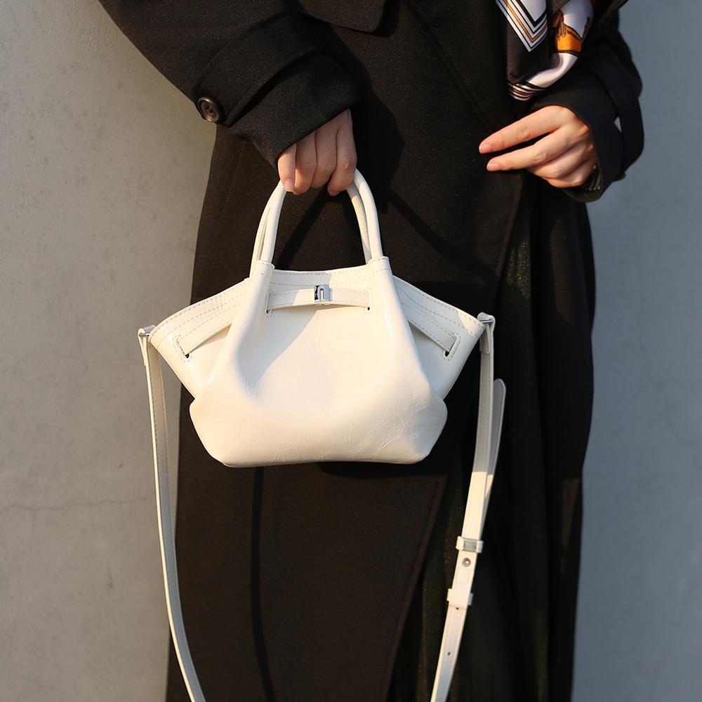 New fashionable versatile portable women's bag niche high sense large capacity casual shoulder messenger tote bag