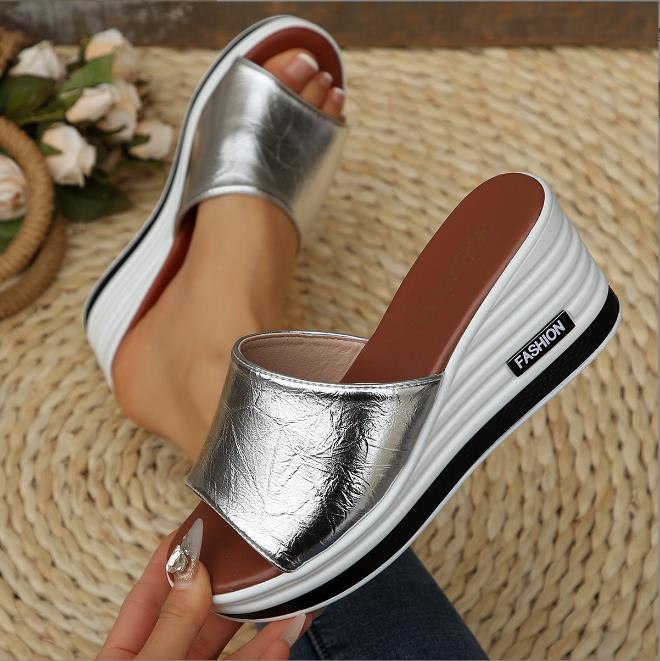 

Модные европейские и американские модные тапочки Fish Mouth 2024 летние новые повседневные однорядные классные тапочки на скошенном каблуке для женщин Zapatos Mujer 35 серебряный