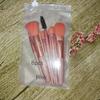 8pcs Portable Makeup Brush Set with Soft Bristles, Mini Beauty Tools, Includes 8 Nylon Makeup Brushes.