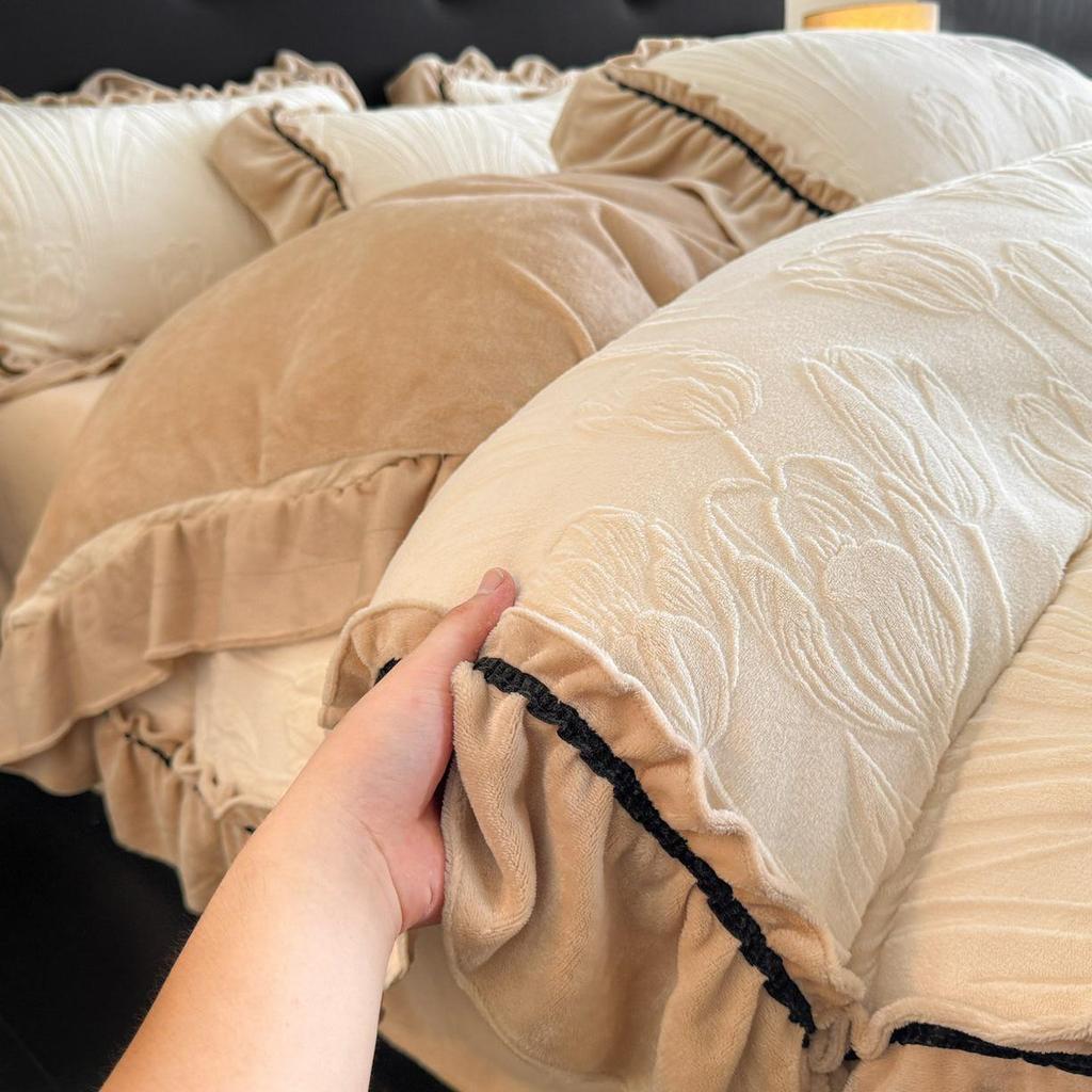 Luxury Carved Velvet Ribbon Lace Four-Piece Set: Double-Sided Fleece Duvet Cover for Cozy Home Warmth