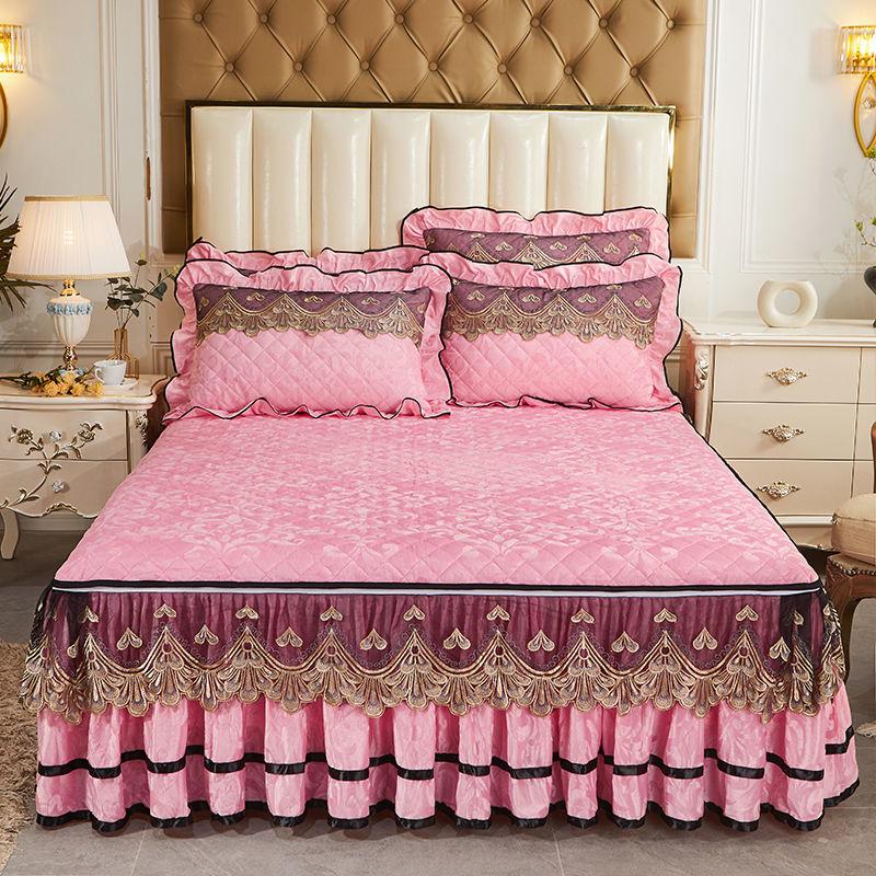 Luxuriöse Wintertagesdecke im Bettrock-Stil auf dem Bett, dicke gesteppte Tagesdecke aus Baumwolle, europäischer Stil, goldene Spitze, neuer Matratzenbezug