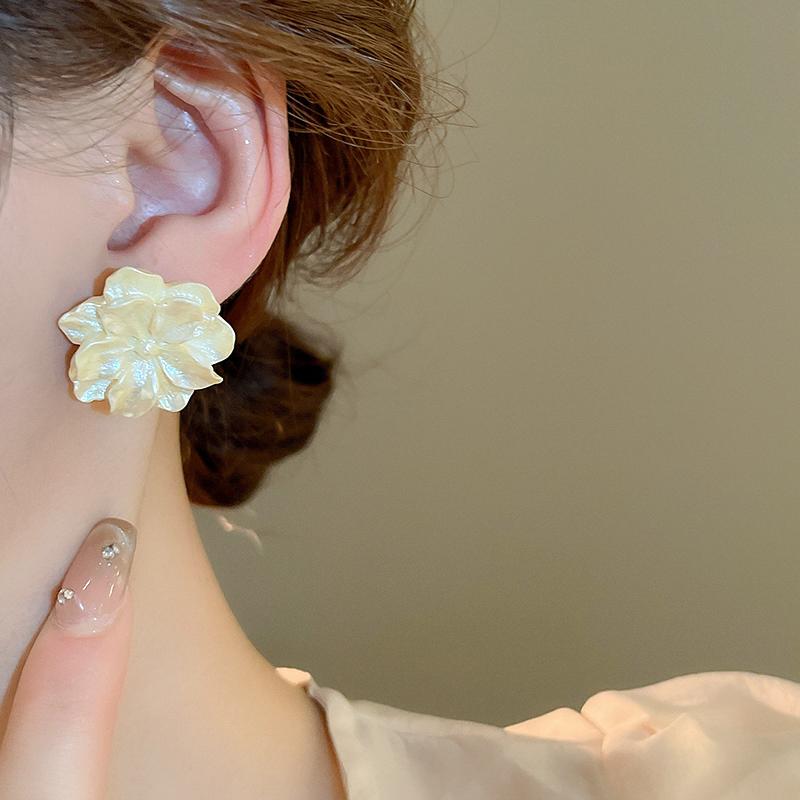 White Acrylic Flocking Three-dimensional Flowers Stud Earrings for Women Sweet Floral Girl Earring Versatile Fashion Ear Jewelry