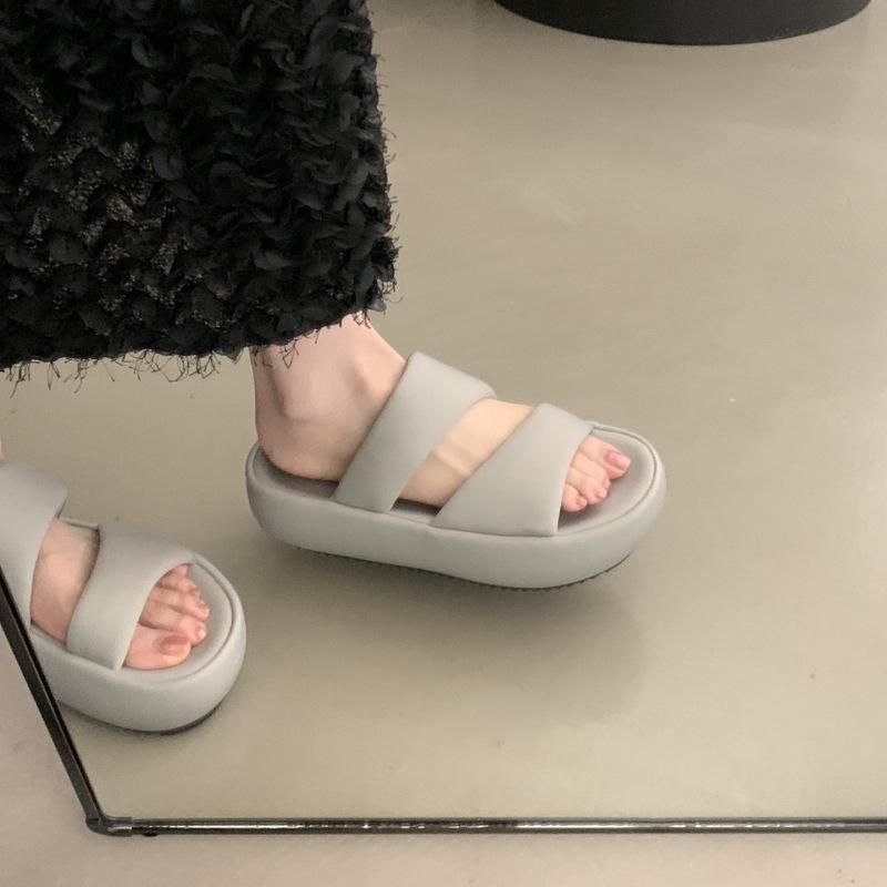 

Крутые тапочки женские летние для улицы 2025 новые на толстой подошве шлепанцы на одном ремешке женские ощущение высокого класса наступать в дерьмо приморский пляж сандалии 40 серый