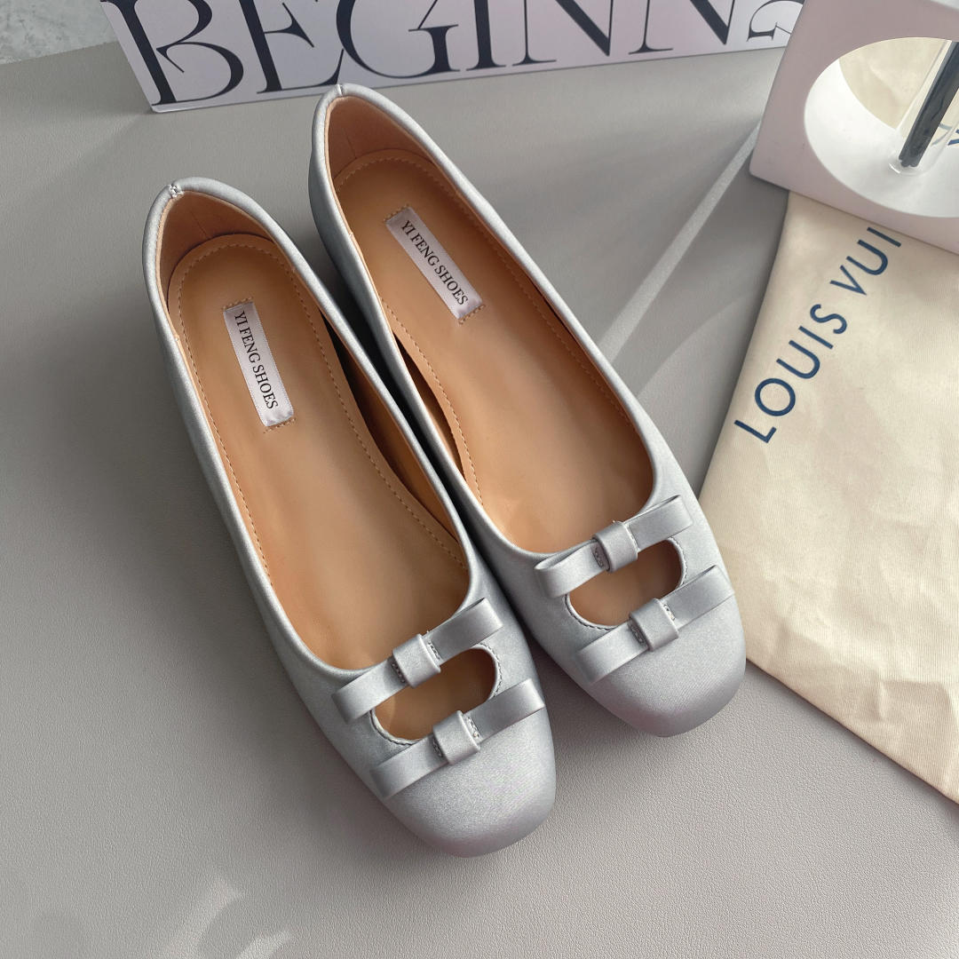 

Маленькие одинарные туфли из овчины с увеличением внутренней высоты Женские туфли в французском стиле с полым бантом Серебристые балетки 33