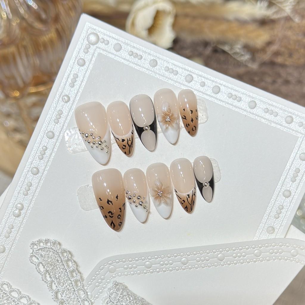 Handmade Press On Nail High-end Hand-painted Leopard Print 3D Carved Flowers Light Luxury Almond Fake Nail Patch Artificial Nail Reusable
