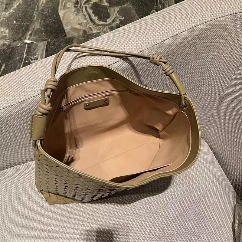 Pure hand-woven large-capacity tote armpit bag, new fashionable commuting versatile bucket oblique span bag, premium women's bag