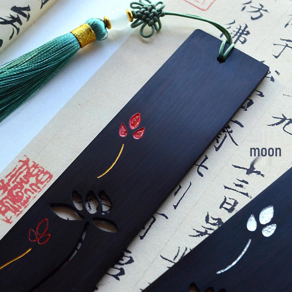 Ancient Sandalwood Lotus Bookmark: Gold-Painted Silver Openwork Creative Souvenir for Graduation and Back-to-School Gifts