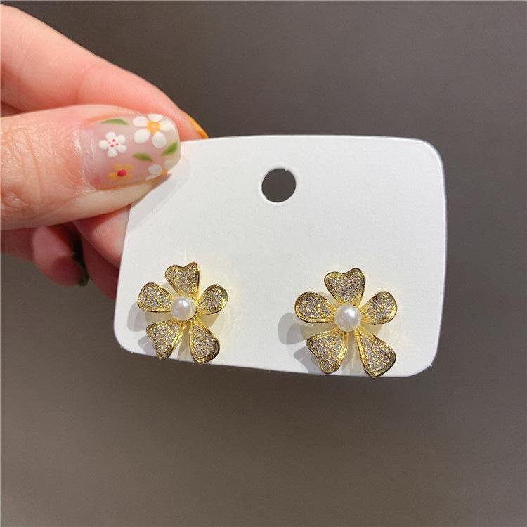 Small daisy flower stud earrings female Korean temperament Internet celebrity full diamond earrings full diamond pearl flower stud earrings серебряный