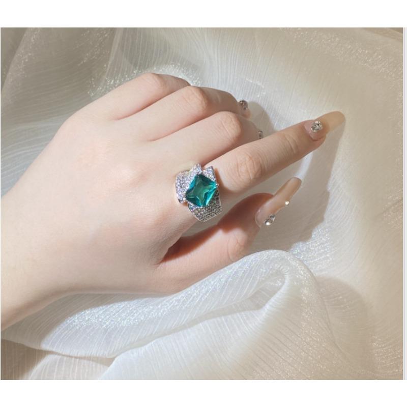 Imitation Paraiba Twist Ring See Grün Hochkarätiger Diamant Farbe Schatz Eröffnungsring