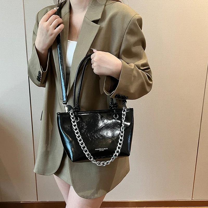 Women's Large Capacity Tote Bag  New High-quality and Niche Style  Single Shoulder Crossbody Bag for Work and Commuting