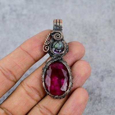 Pendentif de bijoux faits à la main en fil de cuivre pur avec rubis rouge et topaze mystique