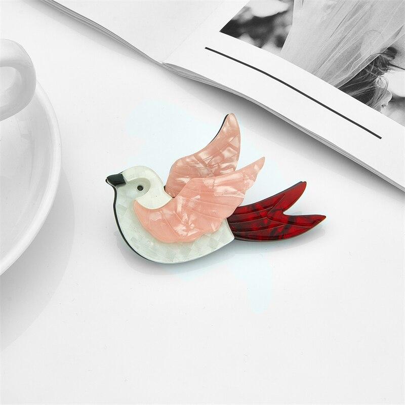 Blucome Broches en acrylique pour femmes, oiseau volant, plume rose, queue rouge, broche femme, bijoux de haute qualité pour filles sur sac et vêtements