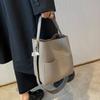 2025 autumn and winter fried large-capacity commuter B preparation basic versatile simple wide shoulder strap bucket bag single shoulder messenger bag