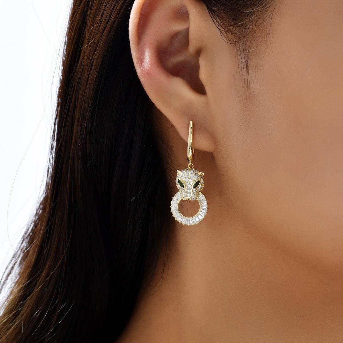 

Creative, Personalized, Realistic Cheetah Earrings with Light Luxury and Slightly Inlaid Green Eyed Leopard Earrings срібний