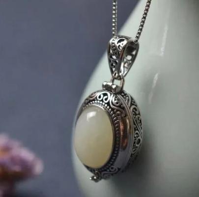 -plated And Inlaid With Imitation Hetian Jade One Size