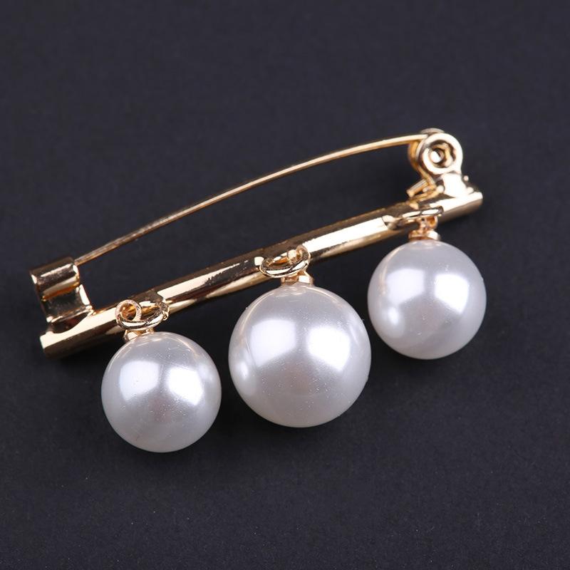 

Жемчужная брошь, комбинезон с пряжкой-непромокаемой булавкой, нескользящий кардиган с изогнутой булавкой и аксессуарами золотой