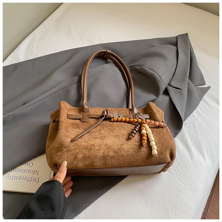 

Ретро сумка подмышку высокой ценности женская 2025 новая замшевая сумка-тоут большой вместимости простая плечевая сумка для поездок на работу коричневый