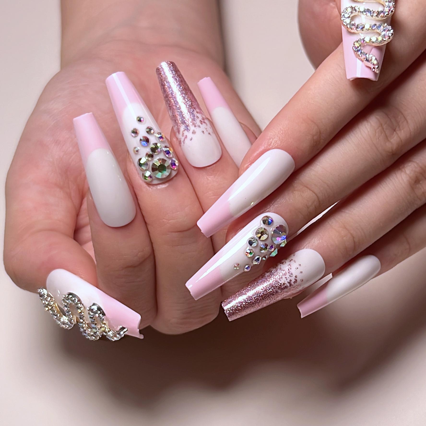 

Wear pink French with pink purple glitter and snake rhinestones, wear finished nail pads.