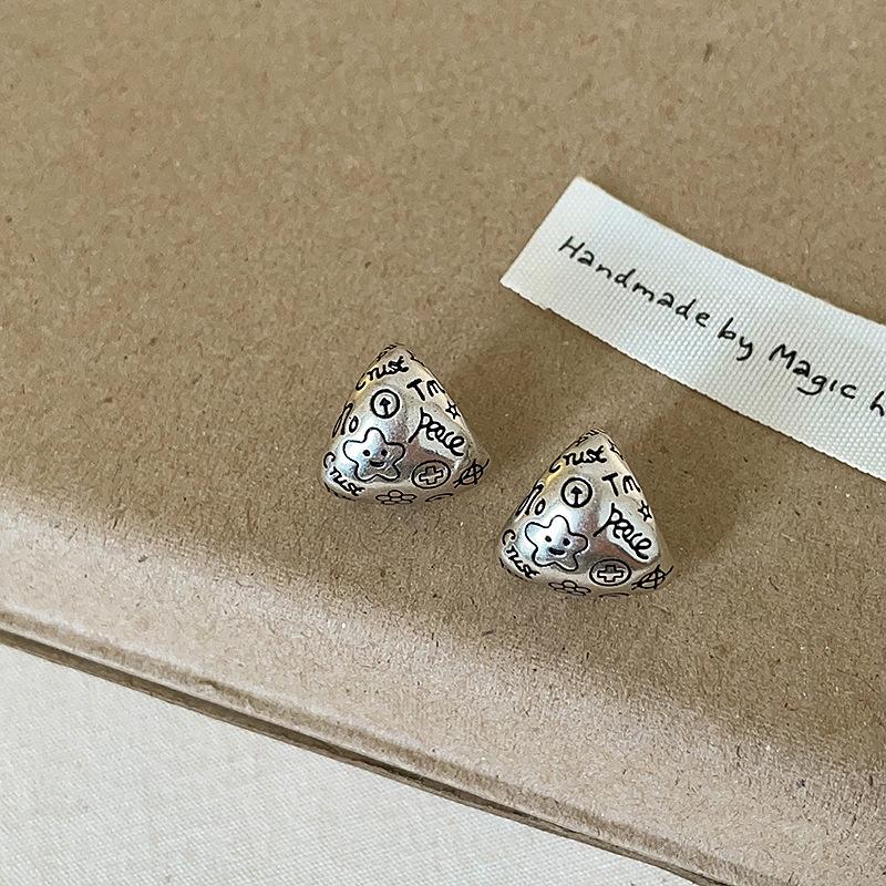 

Ретро-старые серьги-гвоздики со смайликами, буквами и цветами из металла, женские нишевые дизайнерские серьги с чувством индивидуальности, простые универсальные серьги