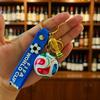 1 Stück 2026 Weltmeisterschaft Schlüsselanhänger Zubehör mit Pokal-Design Perfekt als Weihnachts-Neujahrsgeschenk