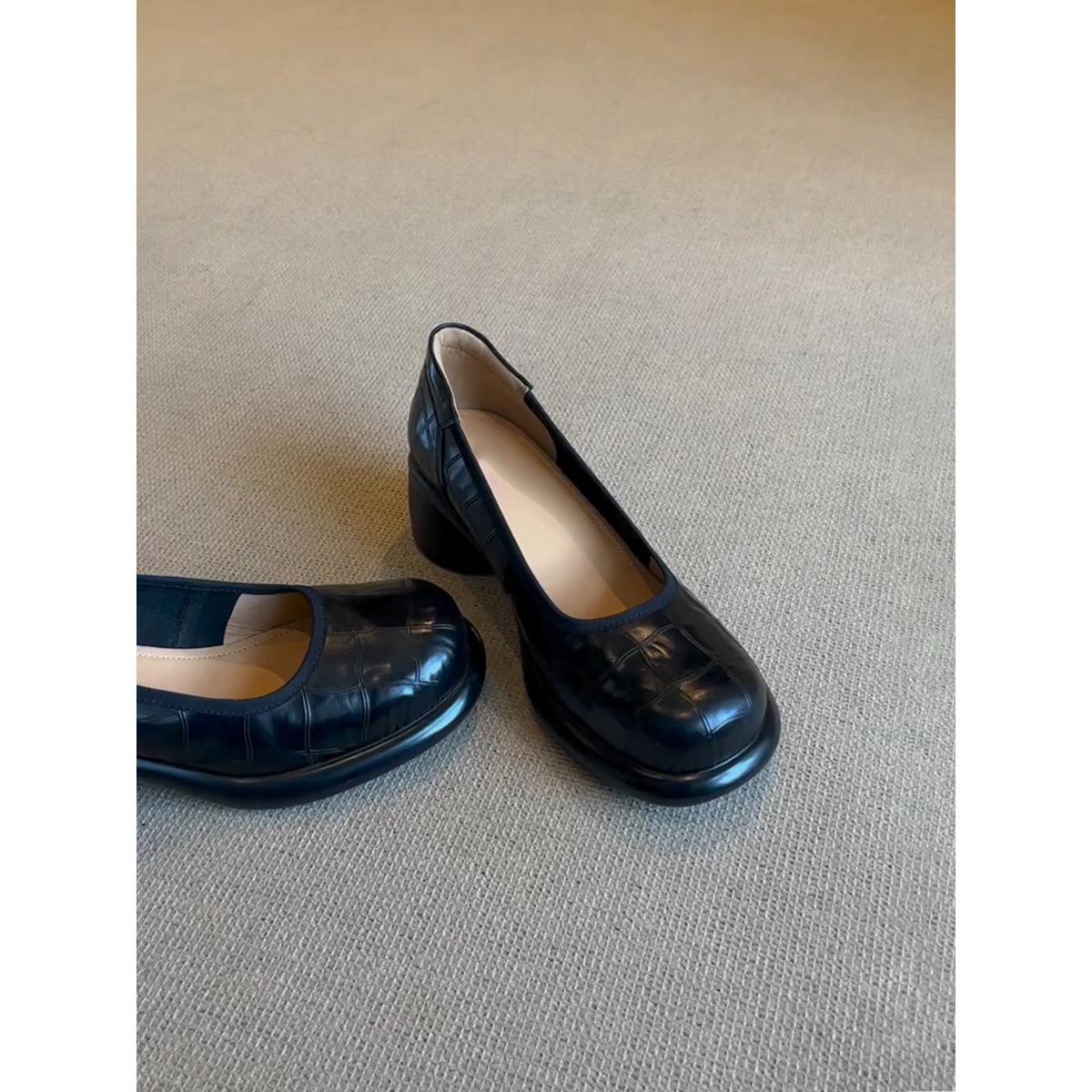 

Sheepskin version~ French round head high heels for women s commuting light mouth thick heel single shoes temperament one pedal Mary Jane shoes 35