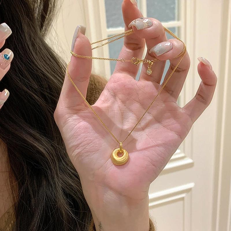 Minimalist new in fashion light luxury brushed round pendant necklace exquisite and High quality collar chain banquet