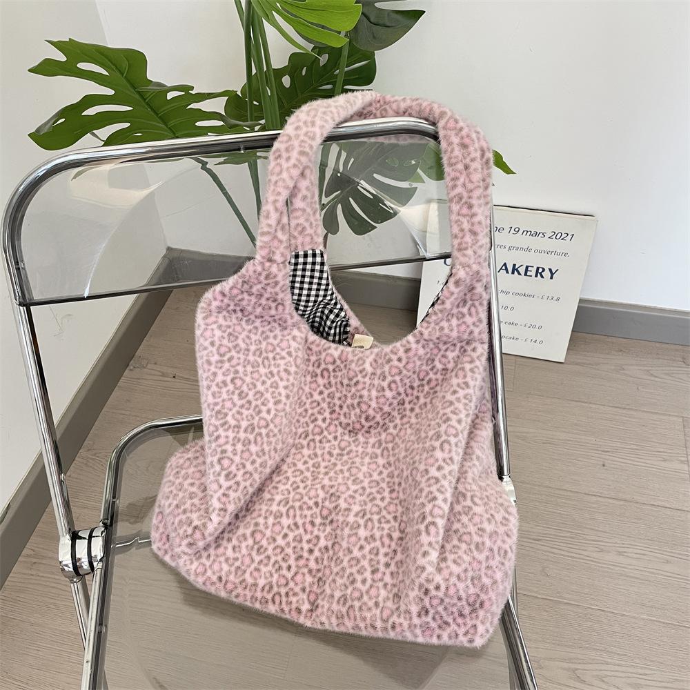 11 Retro Style Shoulder Bag Leopard Print Fashion High Sense Autumn and Winter Versatile Plush Relaxation Tote Bag