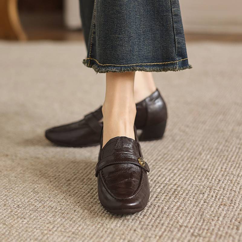 Krazing Pot Sheepskin Round Toe Thick Med Heels Spring Shoes Slip On Big Size 42 Metal Flowers Women Pleated Pumps