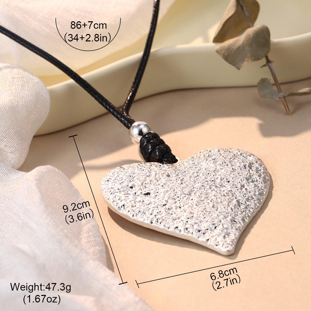 Niche pleated love necklace, simple irregular pendant, hand-closed fashion sweater chain design
