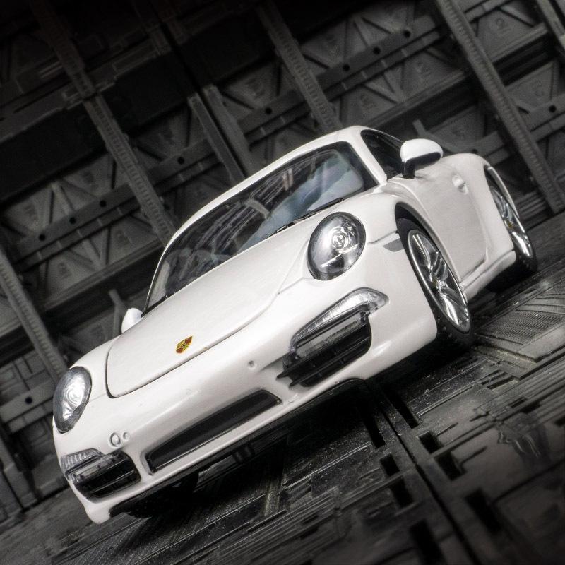 

Porsche 911 Carrera Alloy Sports Car Model: Steerable Static Ornament белый
