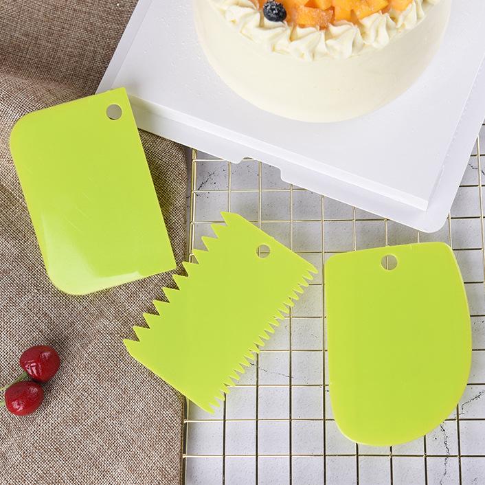 Three-Piece Cake & Dough Scraper Set: Toothed, Plastic Spatulas зелёный