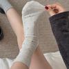 Koreanische gepunktete geraffte Mid-Calf-Socken – Haferflocken, gekämmte Baumwolle, nahtloses Design