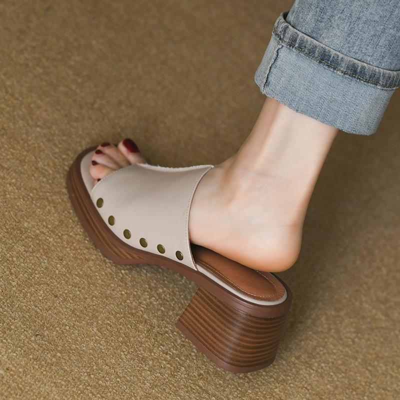Fish mouth cool slippers women's medium heel 2025 summer new soft leather rivets fashion outer wear one-word drag thick heel muller shoes