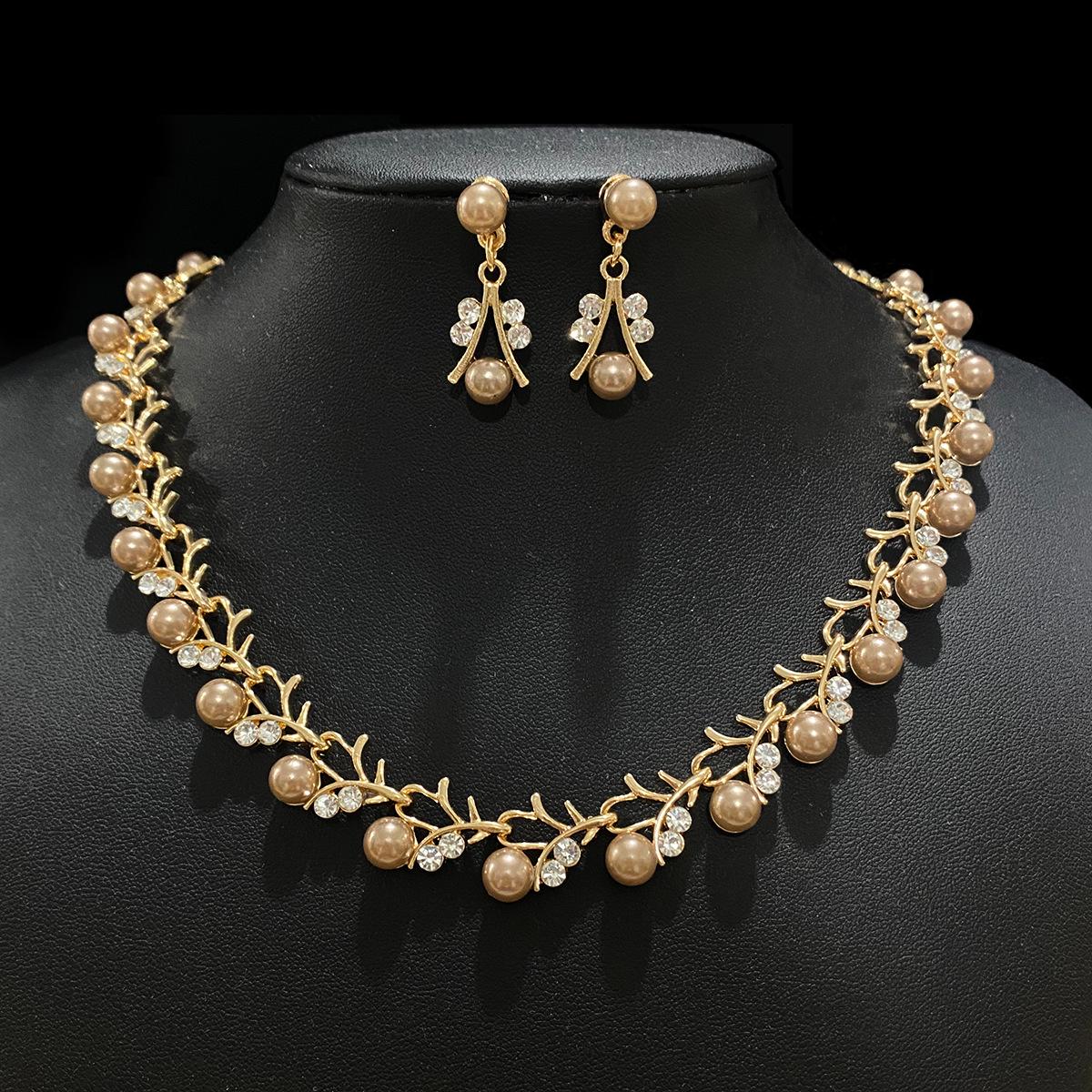 

Elegant Alloy Flower Jewelry Set: Diamond-Pearl Necklace, Earrings, Bracelet