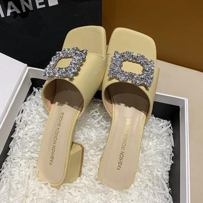 Nye Tøfler Dame Sommer Yttertøy Firkantet Tå En Linje Drag Diamant Firkantet Spenne Mellomhæl Tøfler Designer Sandaler