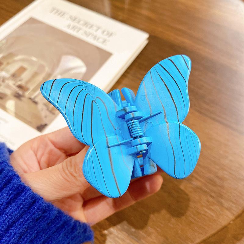 Beautifully Plastic Crafted Hair Claw Clips With Elegant Shapes And Vibrant Colors For Every Hairstyle Needs