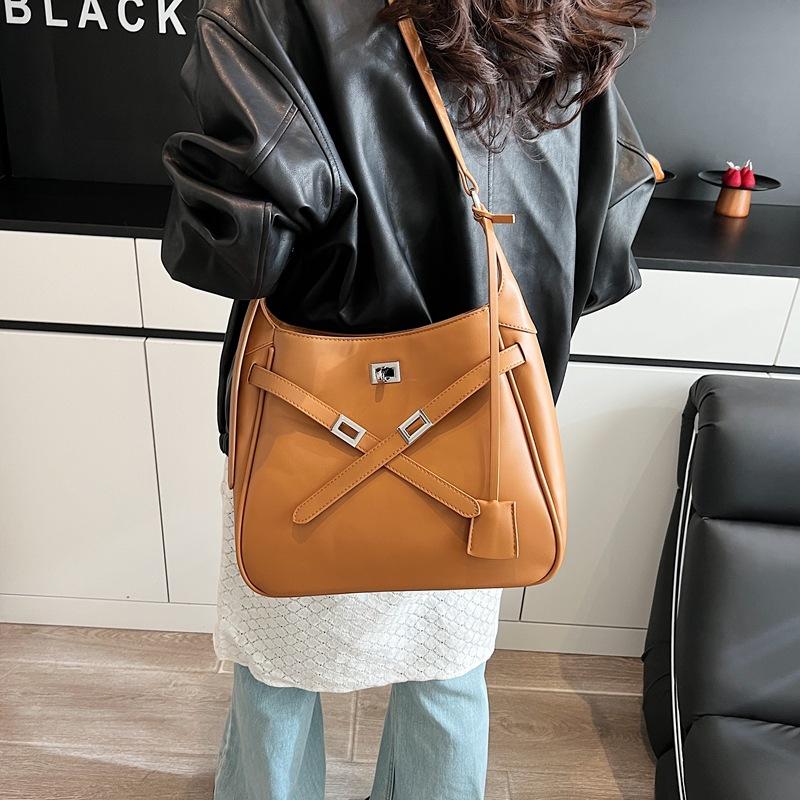 

Large-capacity bags women s spring and summer versatile 2025 new simple shoulder bags are popular this year for commuting to work tote bags