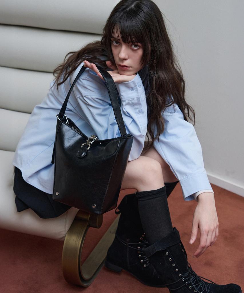 Leathery Vaulted Cow Leather Magnetic Bucket Bag [Black]