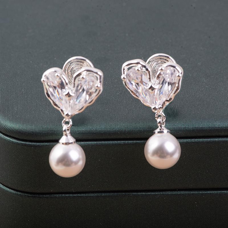 Zirconium Heart Pearl Earrings with Unique Design – Shijiaao Mosquito Coil, No-Pierce Style, High-End White Finish.