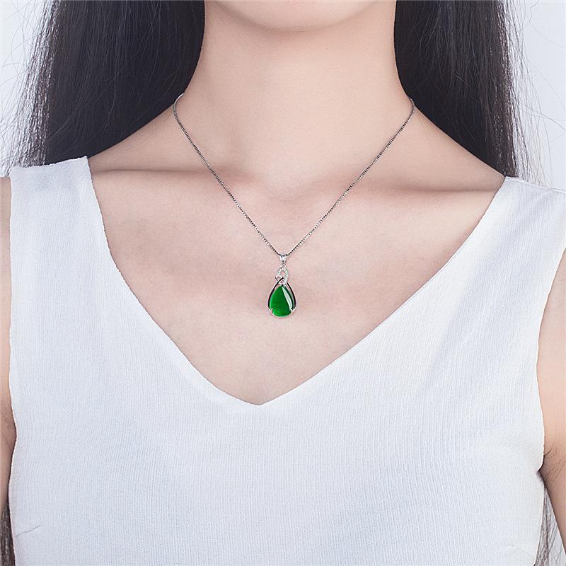 Halskette mit Anhänger in Herzform im koreanischen Stil, platiniert und mit rotem und grünem Achat eingelegt