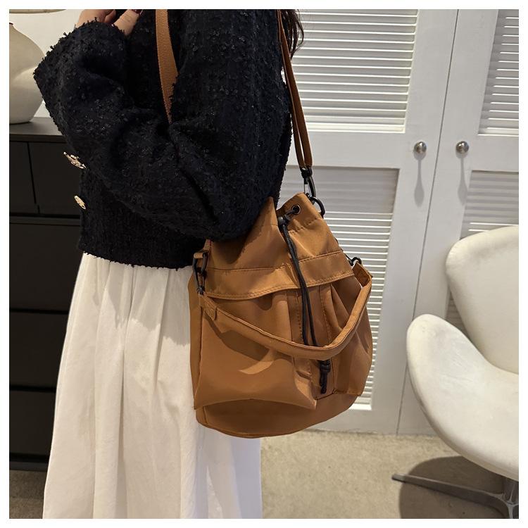 Fashionable and Cool New Winter Fashion Casual Large Capacity Oxford Cloth Hand-pull Drawstring One-shoulder Crossbody Bucket Bag