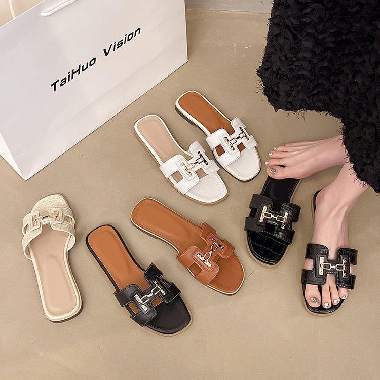 2025 Versão coreana dos novos chinelos de verão femininos moda sola plana bico quadrado chinelos frescos férias uma palavra sapatos de praia