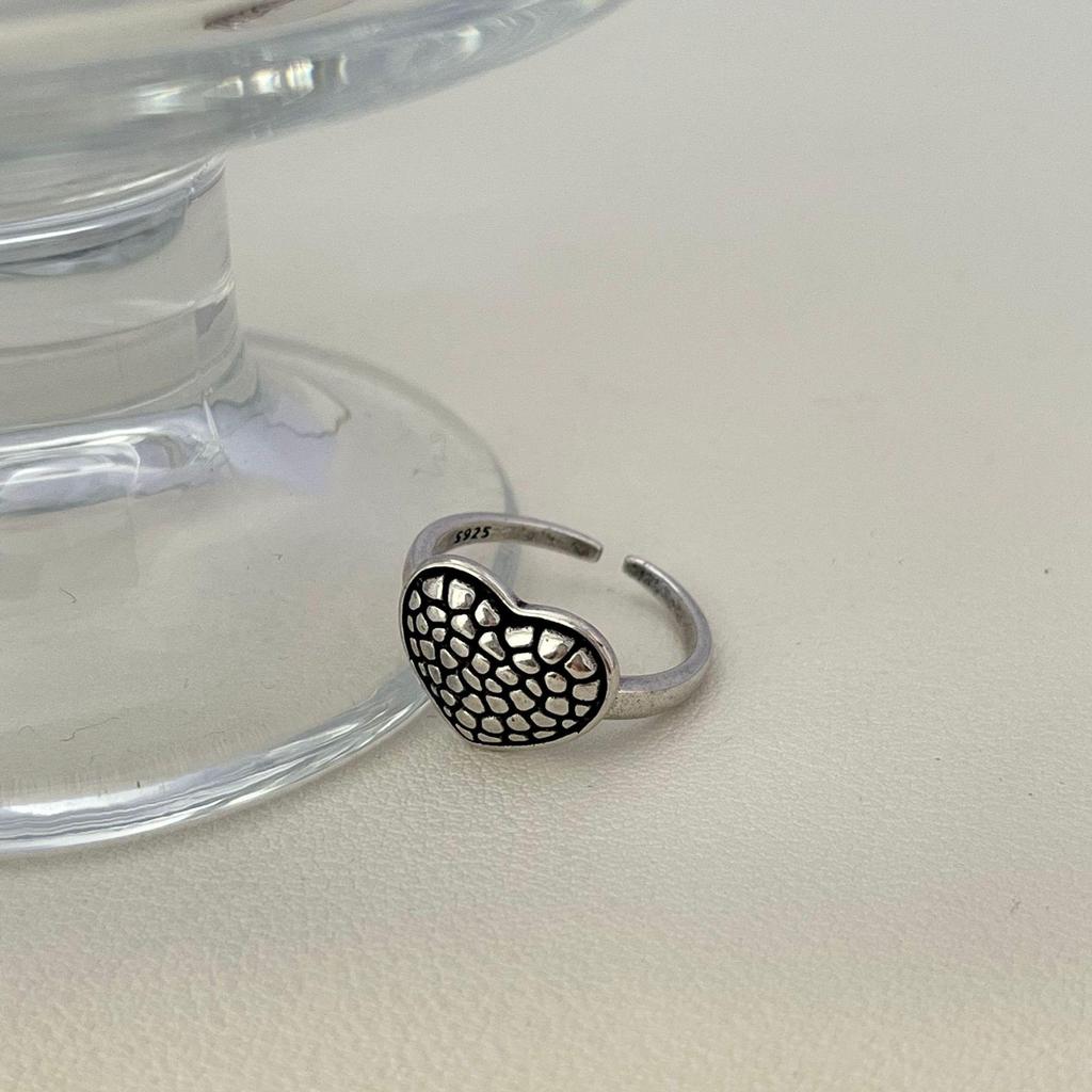 Handgehämmerter verstellbarer Ring in Herzform - Minimalistischer unregelmäßiger Vintage-Stil für Damen