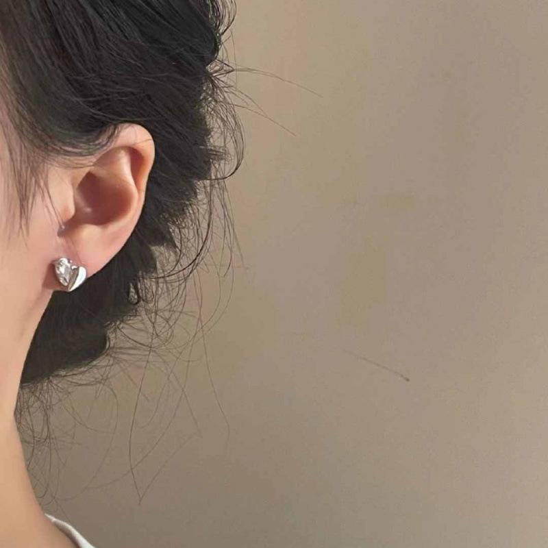 Korean High-End Heart Stud Earrings: Simple Retro Design for Women, Perfect for Best Friend Gifts