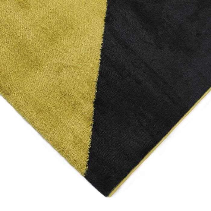 Leuchtender Teppich mit wolligem Effekt, mehrfarbigen Dreiecksmustern 133x180