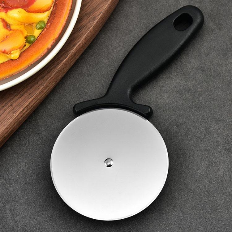 Thin Plastic Handle Pizza Slicer and Roller Cutter