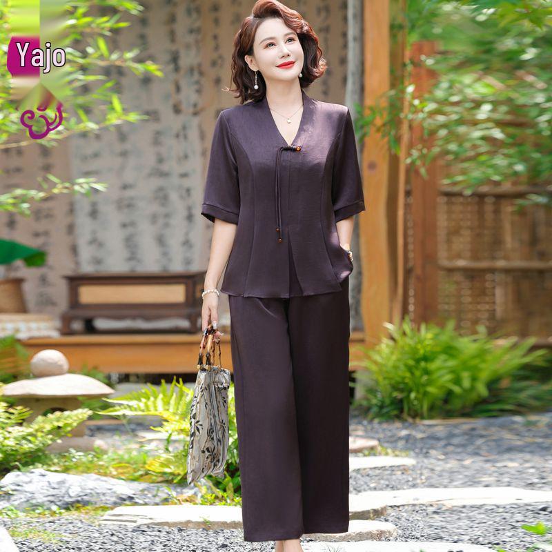 Mamas Sommer-Eis-Seiden-Zweiteiler: Damen-Oberteil und Hosen-Set für mittleres und höheres Alter