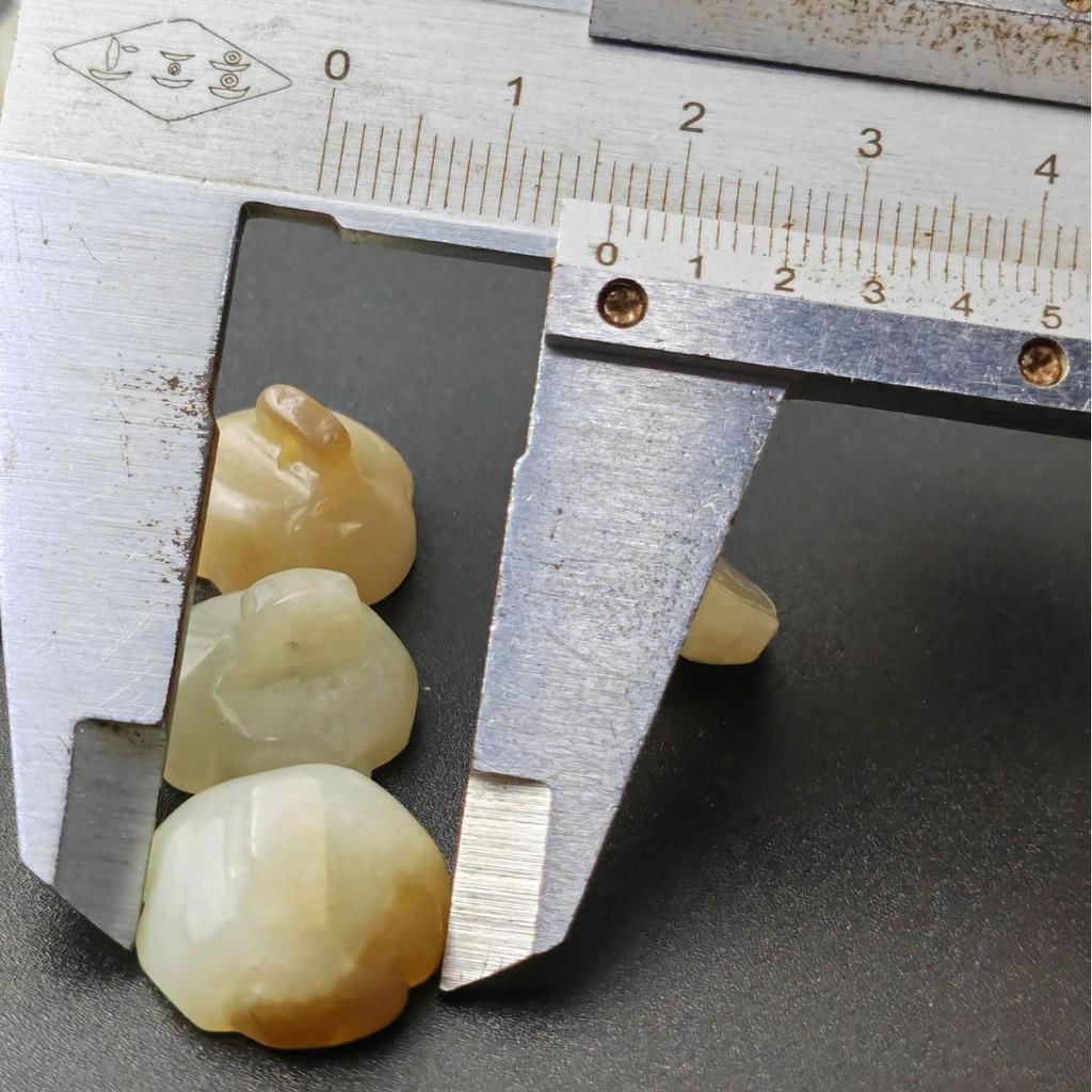 Hand-Carved Hetian Jade Lotus Flower Crystal Beads, 1.5 Cm Diameter